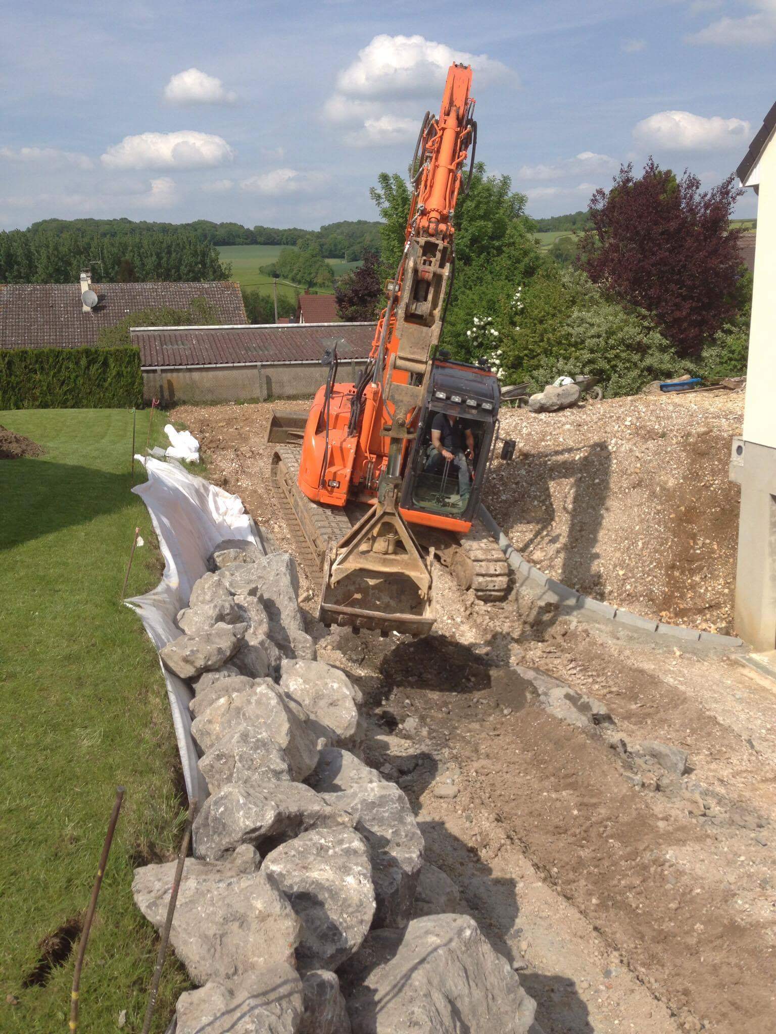 Enrochement jardin particulier — soutènement talus Vilbert TP Somme